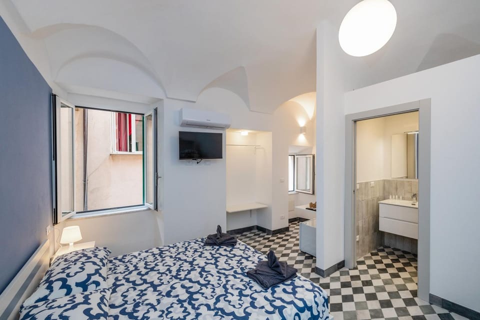 Toilet, Bed, Bathroom, TV and multimedia, Photo of the whole room, Bedroom, towels