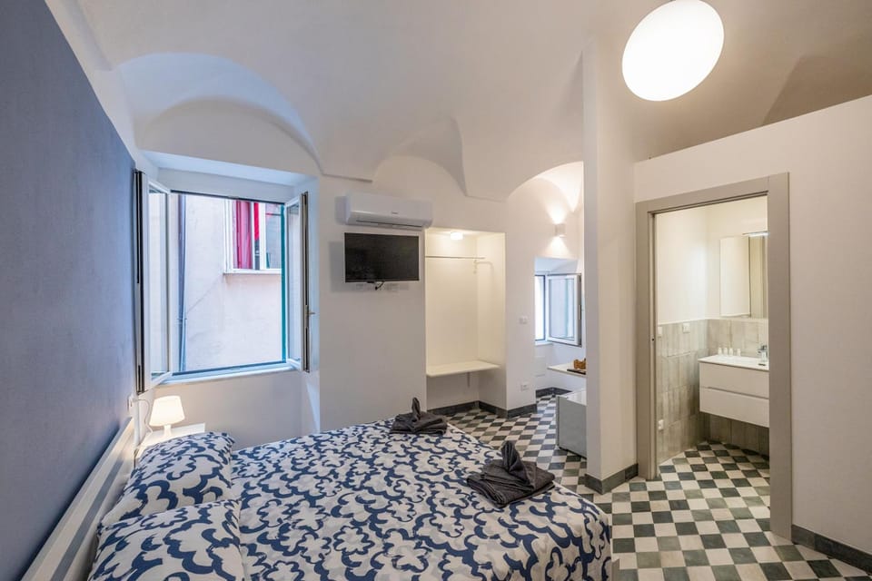 Toilet, Bed, Bathroom, TV and multimedia, Photo of the whole room, Bedroom