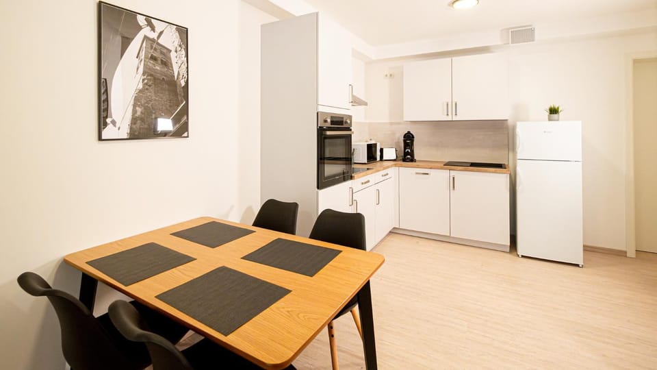 Kitchen or kitchenette, Dining area