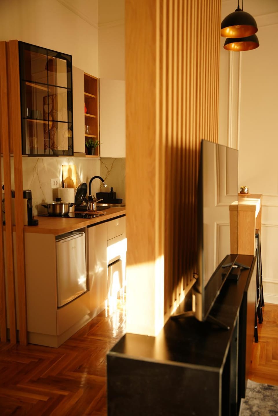 Kitchen or kitchenette, Dining area