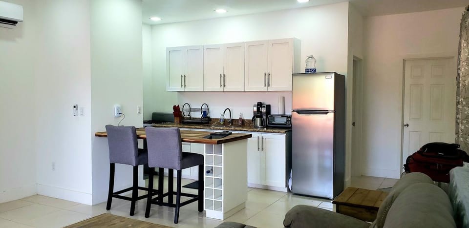 Coffee/tea facilities, Kitchen or kitchenette, Dining area, oven, stove, toaster