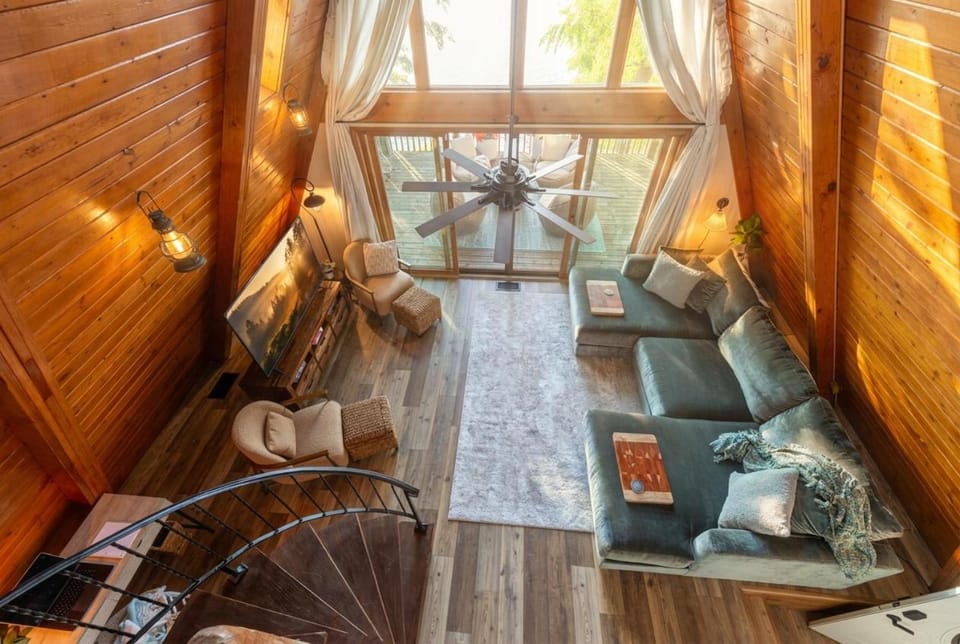 Cozy lakefront Aframe w hot tub & dock House in Decatur