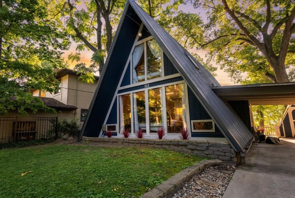 Cozy lakefront Aframe w hot tub & dock House in Decatur