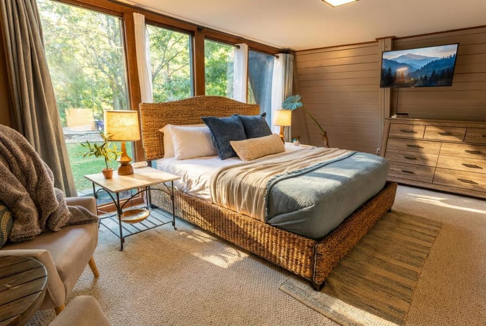 Cozy lakefront Aframe w hot tub & dock House in Decatur