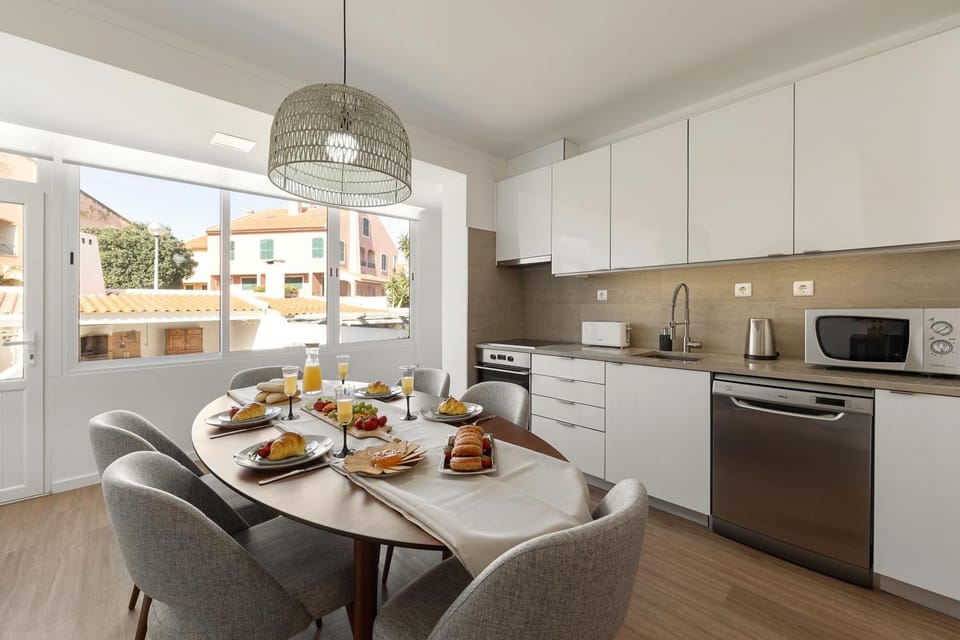 Coffee/tea facilities, Kitchen or kitchenette, Dining area, dishwasher, oven, stove, toaster