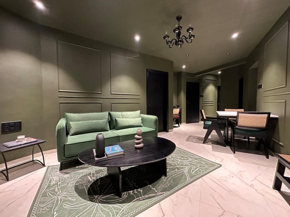 Plush Bandra West - Luxury 2BHK Apartment & Study Apartment in Mumbai