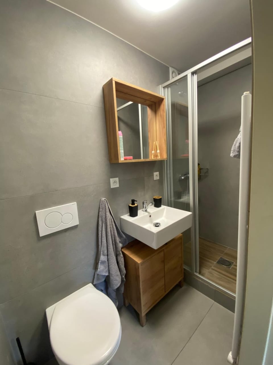 Shower, Toilet, Bathroom, towels