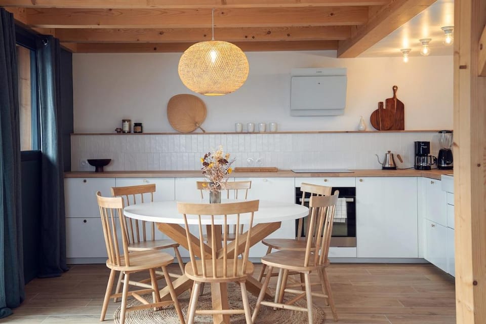 Coffee/tea facilities, Kitchen or kitchenette, Dining area