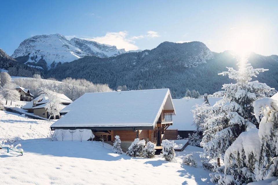 Property building, Nearby landmark, Natural landscape, Winter, Mountain view