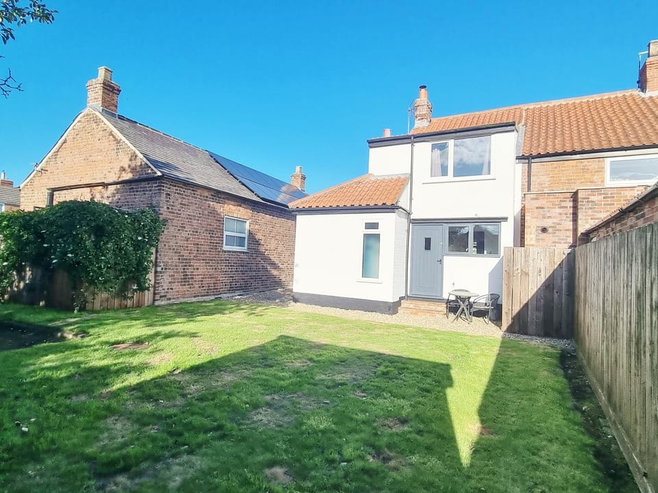Beautiful 2 Bedroomed Cottage with Garden 10 minutes from Hornsea Beach House in England