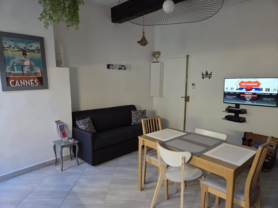 TV and multimedia, Seating area, Dining area