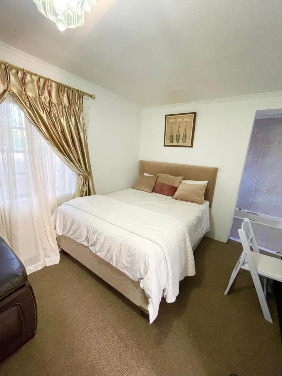 Bed, Photo of the whole room, Bedroom