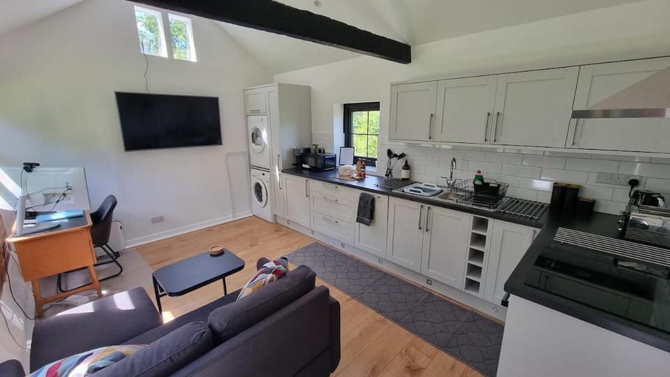 Quirky Barn with Kitchen & Ensuite Bedroom Apartment in Borough of Waverley