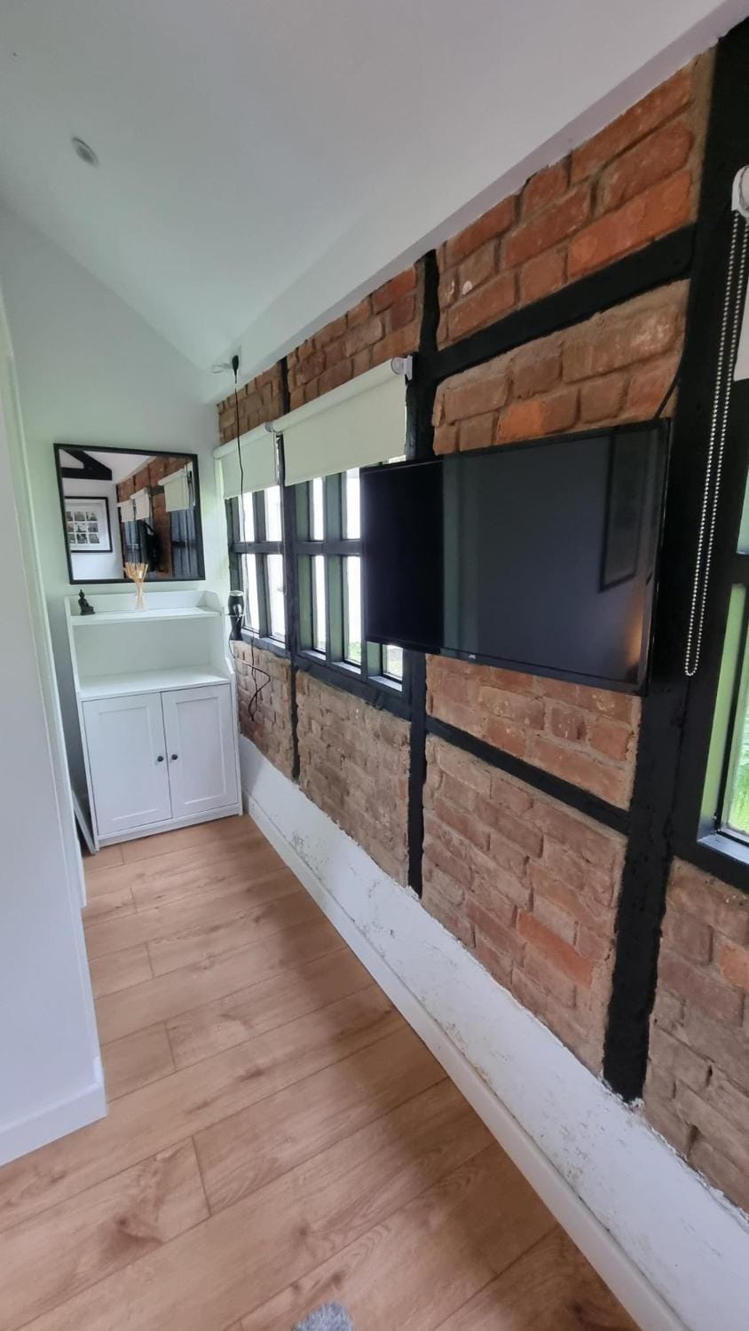 Quirky Barn with Kitchen & Ensuite Bedroom Apartment in Borough of Waverley