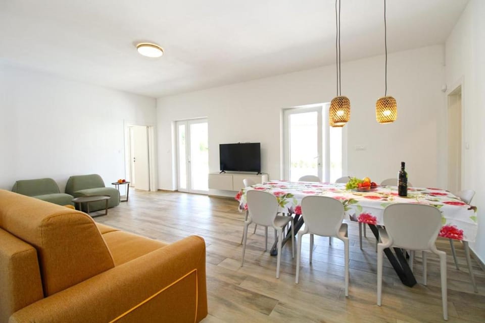 Communal lounge/ TV room, TV and multimedia, Living room, Dining area