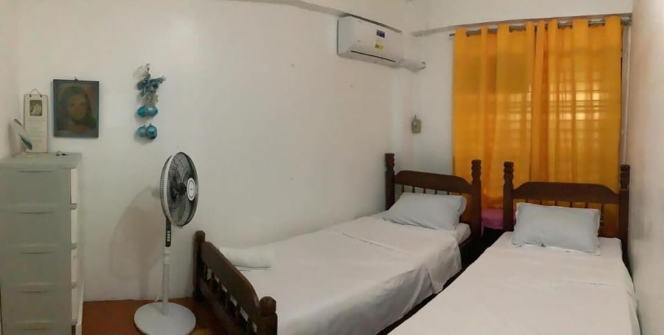 Bed, Photo of the whole room, Bedroom, air conditioner