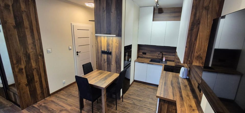 Kitchen or kitchenette, Dining area