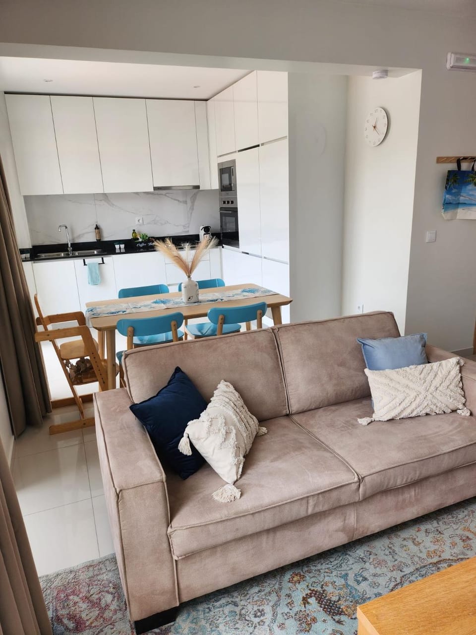 Kitchen or kitchenette, Seating area, Dining area