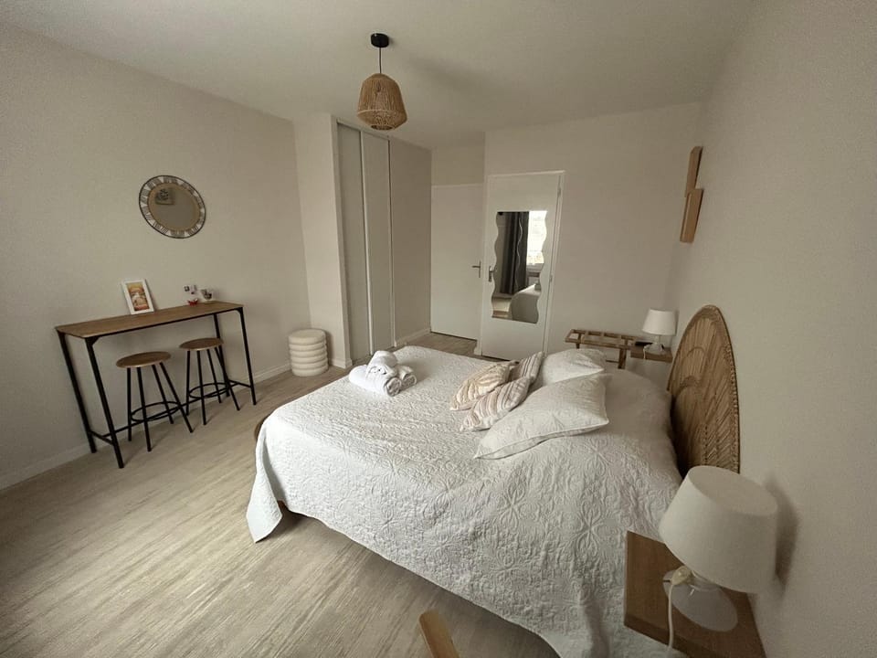 Bed, Photo of the whole room, Bedroom, towels