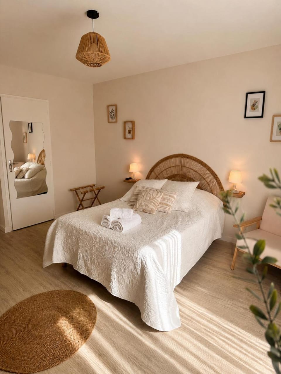 Photo of the whole room, Bedroom