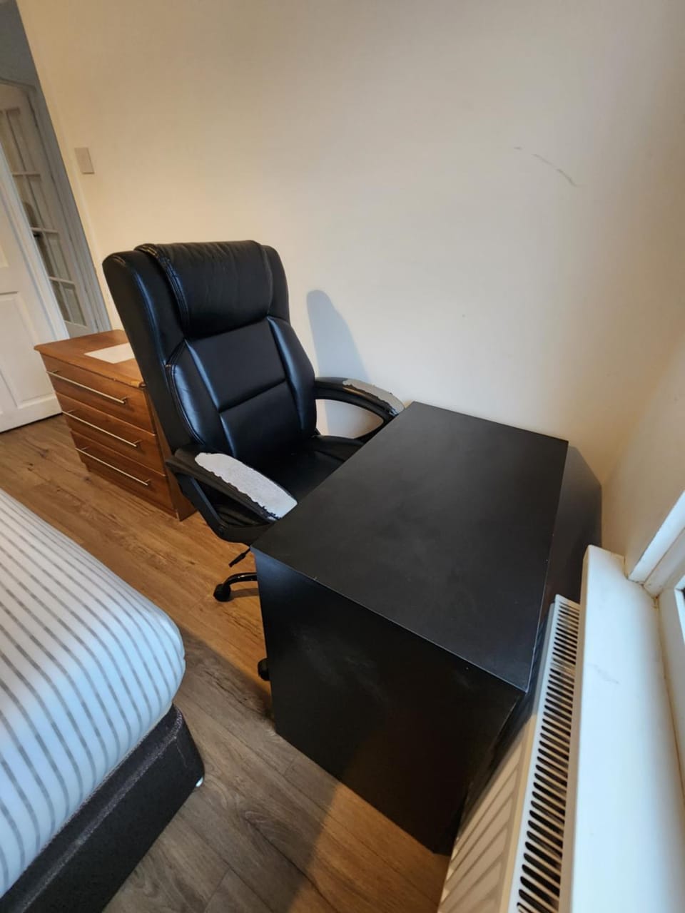 Bed, Living room, Photo of the whole room, Seating area, Bedroom, hair dresser