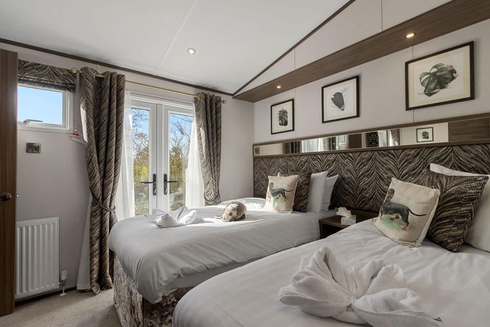 Bed, View (from property/room), View (from property/room), Decorative detail, Decorative detail, Bedroom, Pets, internet, pet friendly, towels