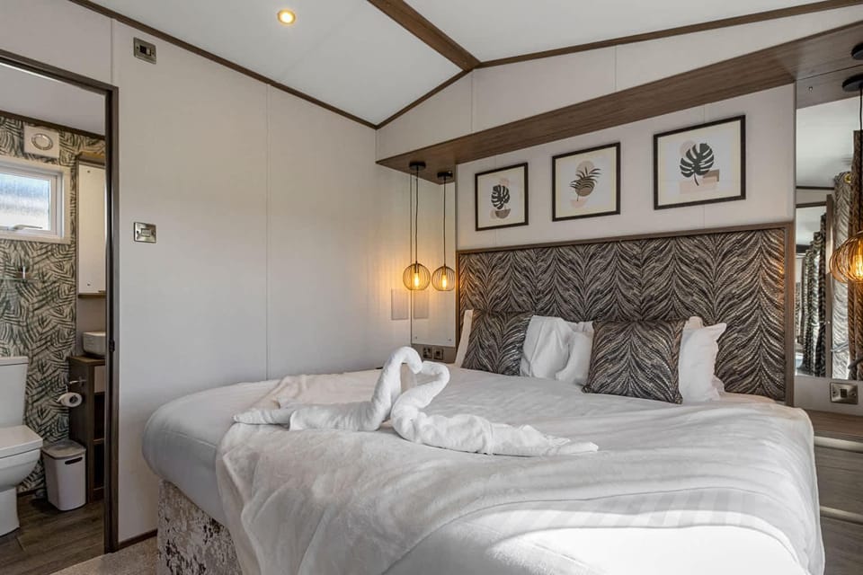 Bed, Bathroom, TV and multimedia, Decorative detail, Decorative detail, Bedroom, Pets, internet, internet, pet friendly, towels