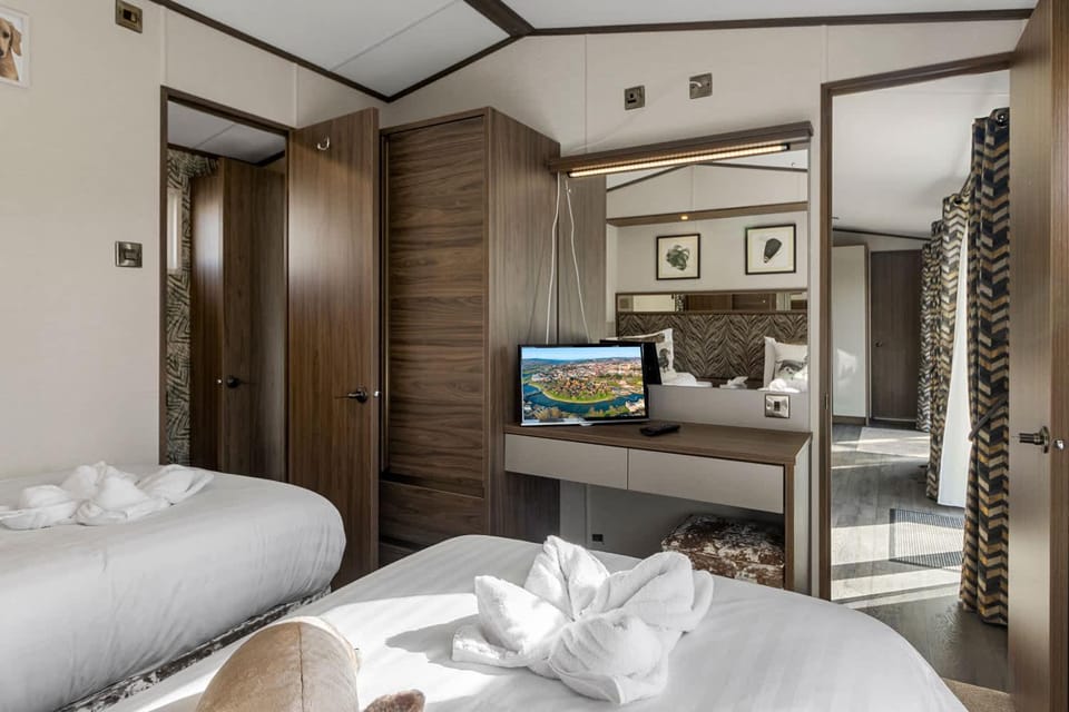 Bed, Bathroom, TV and multimedia, Decorative detail, Decorative detail, Bedroom, Pets, internet, internet, pet friendly, towels, wardrobe