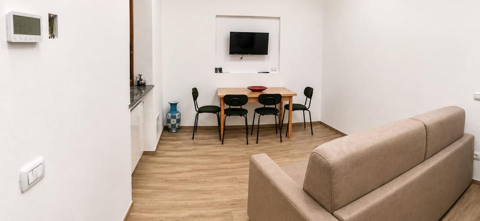 TV and multimedia, Living room, Seating area, Dining area