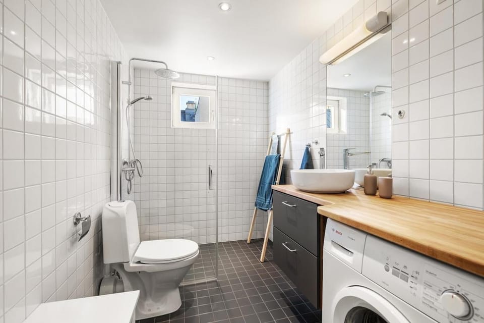 Shower, Toilet, Bathroom, towels, washing machine