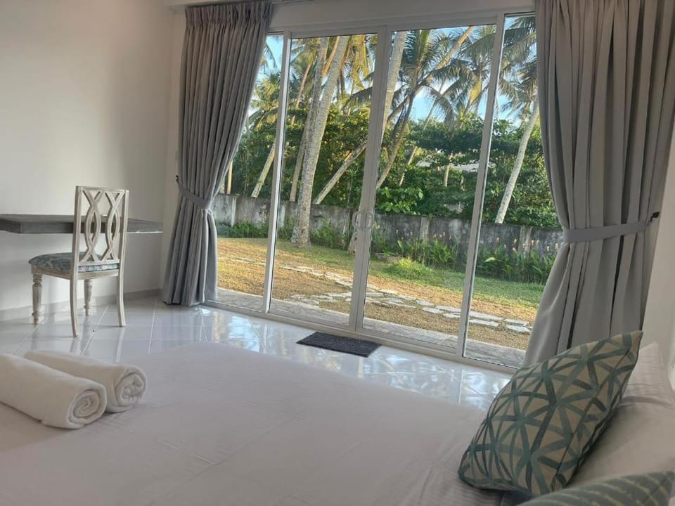 Garden, View (from property/room), Living room, Seating area, Garden view