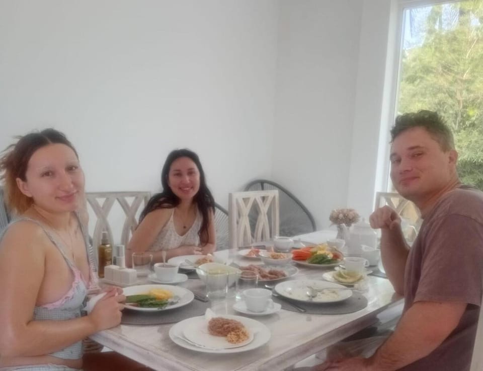 People, Food and drinks, Dining area, Food, Guests, Breakfast, Breakfast, Lunch, Dinner, Drinks, group of guests