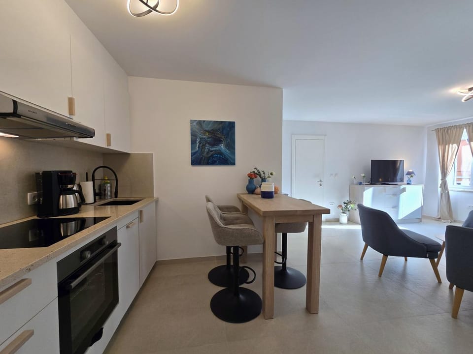 TV and multimedia, Coffee/tea facilities, Kitchen or kitchenette, Living room, Seating area, Dining area, oven, stove