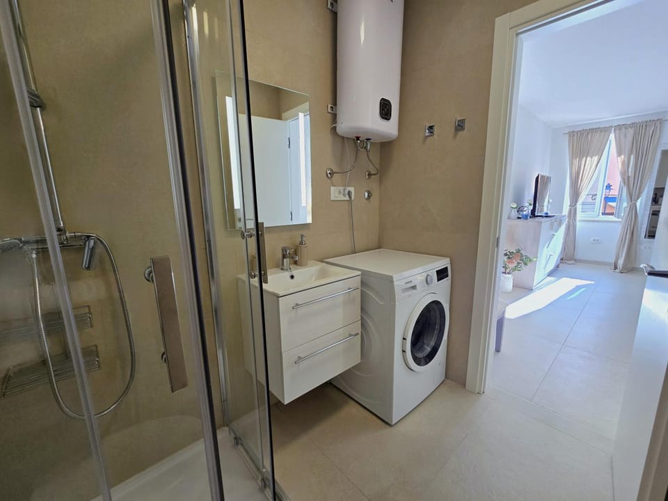 Shower, Bathroom, towels, washing machine