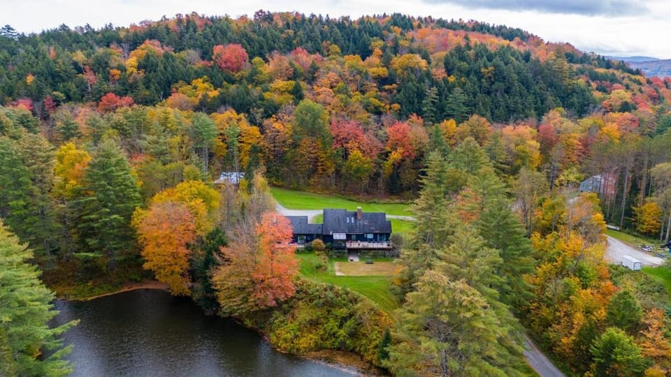 Cozy 2bdrm with Pond View - Best Location! Apartment in Stowe