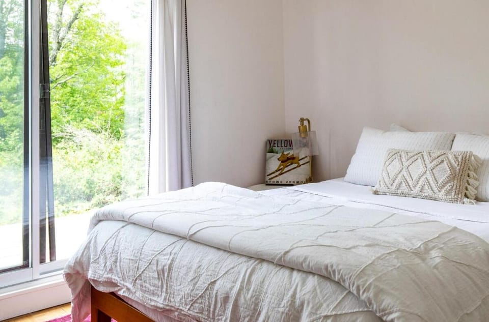Cozy 2bdrm with Pond View - Best Location! Apartment in Stowe