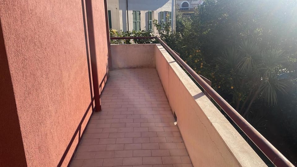 trilocale con ampio terrazzo e posto auto a 2 passi dal mare Apartment in Albenga