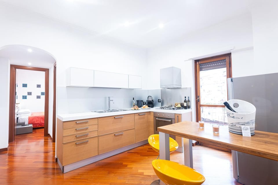Coffee/tea facilities, Kitchen or kitchenette, Dining area, minibar, stove