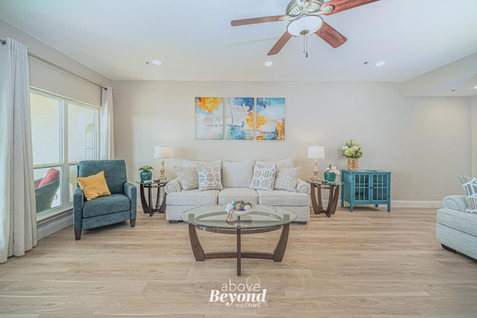 Spacious 3BR Lakefront Sunset Condo w Restaurant Apartment in Lago Vista