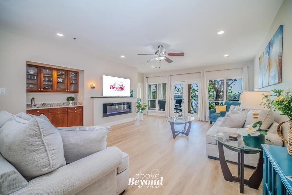 Spacious 3BR Lakefront Sunset Condo w Restaurant Apartment in Lago Vista