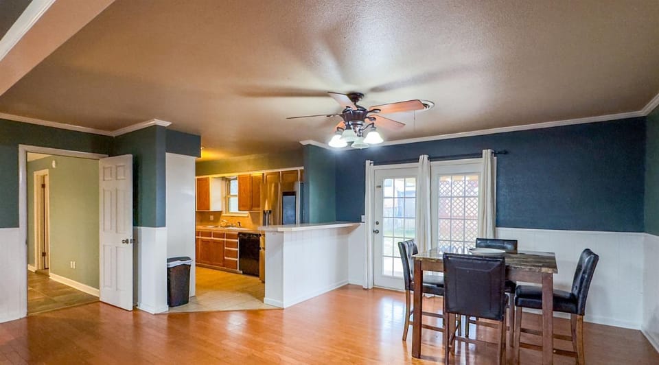 The Spacious Avocado 4 Bed, 2 Bath Country House in Texas