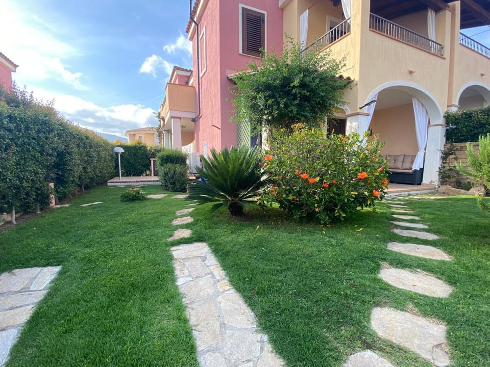 Property building, Facade/entrance, Garden, Garden view