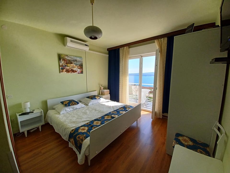 Photo of the whole room, Sea view