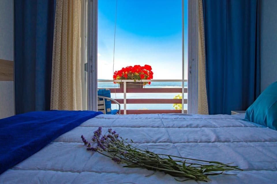 Bed, Day, View (from property/room), Balcony/Terrace, Quiet street view