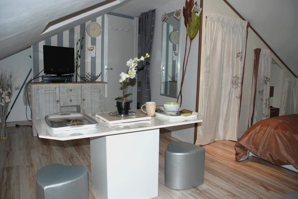 Bed, TV and multimedia, Photo of the whole room, Bedroom