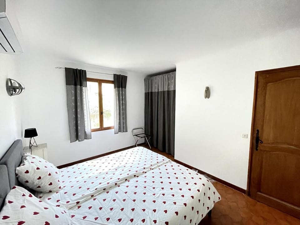 Property building, Bed, Photo of the whole room, Bedroom, internet, air conditioner