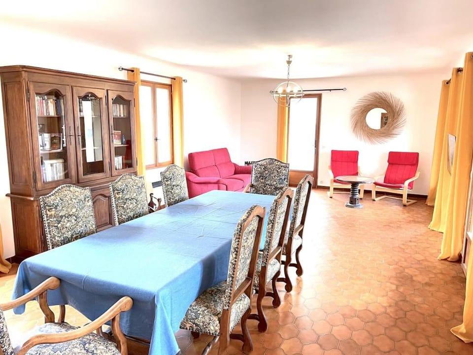 Property building, Communal lounge/ TV room, Living room, Seating area, Dining area