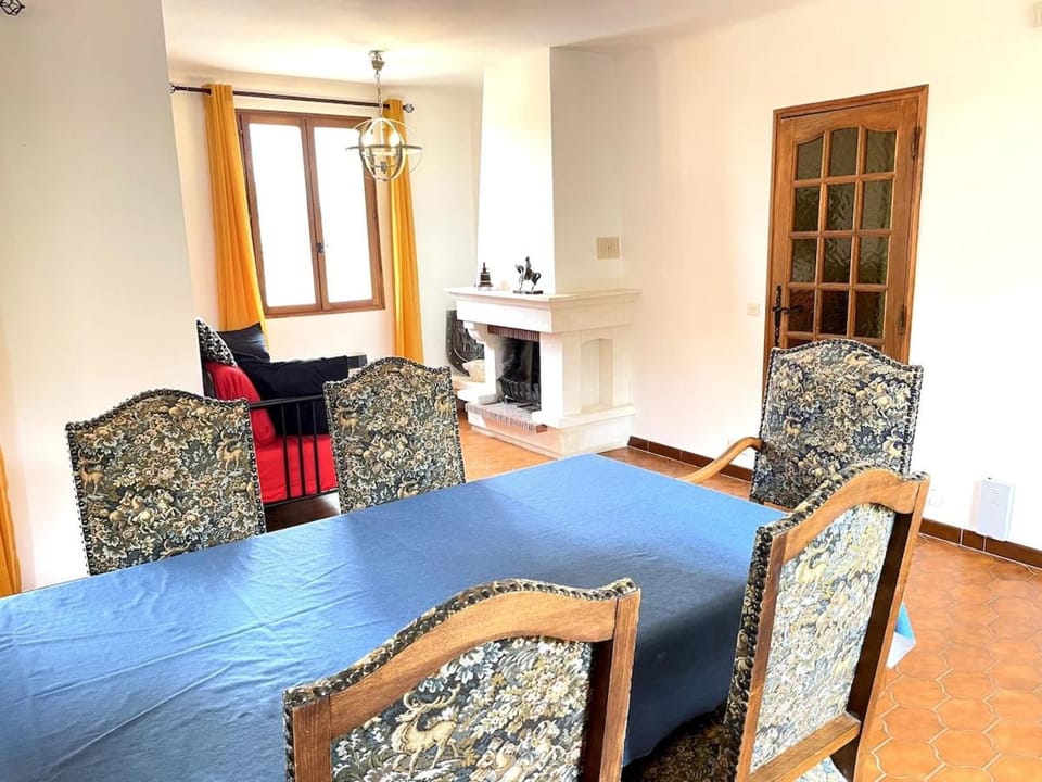 Property building, Communal lounge/ TV room, Living room, Seating area, Dining area, fireplace