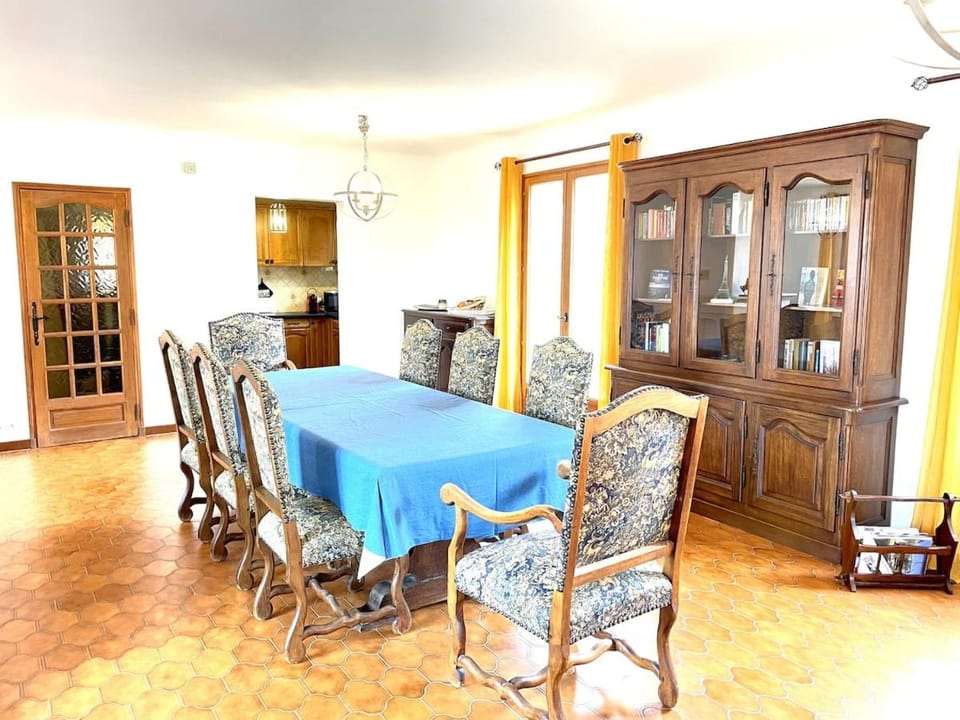 Communal lounge/ TV room, Living room, Seating area, Dining area