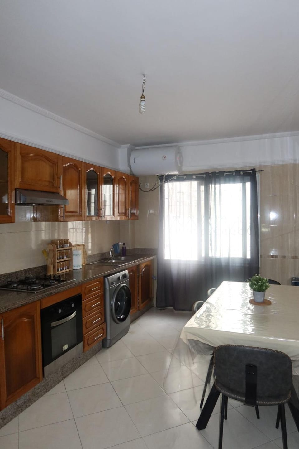 Kitchen or kitchenette, Dining area, oven, stove